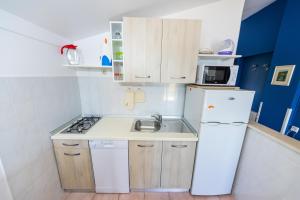 Kuchyň nebo kuchyňský kout v ubytování Apartments by the sea Tkon, Pasman - 12346