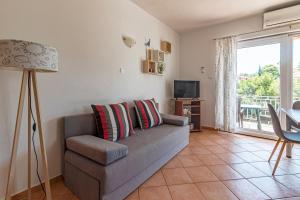 un soggiorno con divano e tavolo con TV di Apartments by the sea Basina, Hvar - 11923 a Vrbanj
