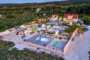 Bazén v ubytovaní Seaside luxury villa with a swimming pool Supetar, Brac - 12371 alebo v jeho blízkosti