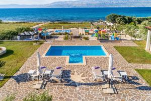 Bazén v ubytovaní Seaside luxury villa with a swimming pool Supetar, Brac - 12371 alebo v jeho blízkosti