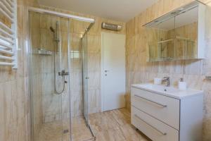 Kúpeľňa v ubytovaní Seaside luxury villa with a swimming pool Supetar, Brac - 12371