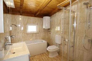 Kúpeľňa v ubytovaní Seaside luxury villa with a swimming pool Supetar, Brac - 12371 + 20 fotografií