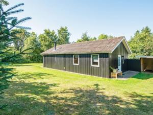 VestergårdにあるThree-Bedroom Holiday home in Toftlund 32の庭付小さな緑の家