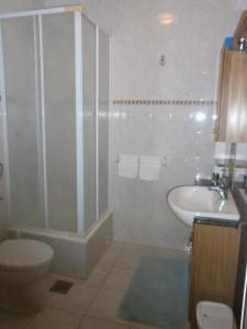 y baño con ducha, aseo y lavamanos. en Apartments by the sea Podgora, Makarska - 12326 en Podgora