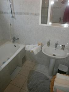 y baño con lavamanos, bañera y lavamanos. en Apartments by the sea Podgora, Makarska - 12326 en Podgora