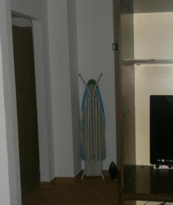 Zimmer mit einem Surfbrett an der Wand in der Unterkunft Apartments by the sea Podgora, Makarska - 12326 in Podgora