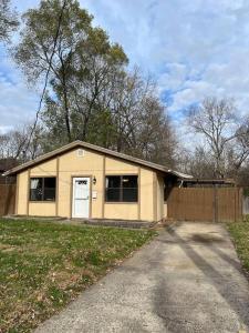 een klein huis met een witte deur in een tuin bij Park Ave 3 Bedroom House walk to Bike Trail in Loveland