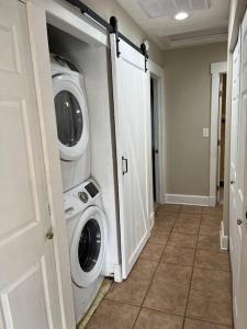 een wasruimte met een wasmachine en droger. bij Park Ave 3 Bedroom House walk to Bike Trail in Loveland