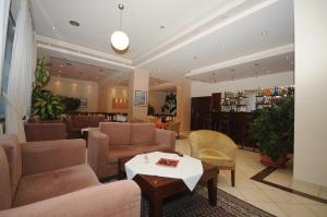 A seating area at Hili Hotel
