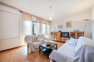 TV a/nebo společenská místnost v ubytování Family friendly seaside apartments Zaton, Krka - 12416