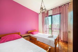 Postel nebo postele na pokoji v ubytování Family friendly seaside apartments Zaton, Krka - 12416