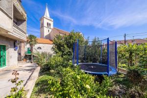 Herní místnost nebo prostor pro děti v ubytování Family friendly seaside apartments Zaton, Krka - 12416