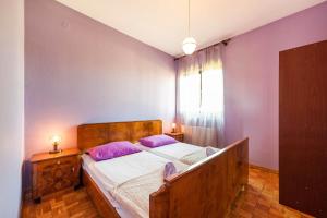 Postel nebo postele na pokoji v ubytování Family friendly seaside apartments Zaton, Krka - 12416