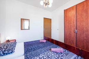 Postel nebo postele na pokoji v ubytování Family friendly seaside apartments Zaton, Krka - 12416