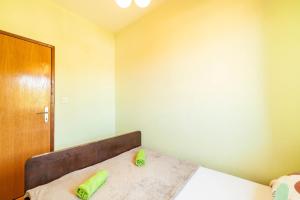 Postel nebo postele na pokoji v ubytování Family friendly seaside apartments Zaton, Krka - 12416