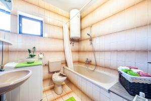 Koupelna v ubytování Family friendly seaside apartments Zaton, Krka - 12416