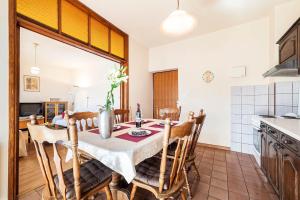 Kuchyň nebo kuchyňský kout v ubytování Family friendly seaside apartments Zaton, Krka - 12416