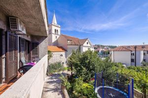 Bazén v ubytování Family friendly seaside apartments Zaton, Krka - 12416 nebo v jeho okolí