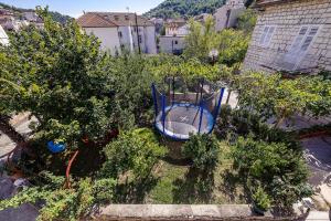Zahrada ubytování Family friendly seaside apartments Zaton, Krka - 12416