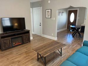 Televisyen dan/atau pusat hiburan di Warren 1 Bedroom Unit near Xavier Downtown
