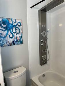 baño con pintura de pulpo en la pared en Warren 1 Bedroom Unit near Xavier Downtown en Bellevue