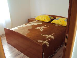 Postel nebo postele na pokoji v ubytování Apartments by the sea Metajna, Pag - 12443