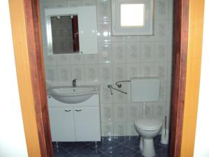 Koupelna v ubytování Apartments by the sea Metajna, Pag - 12443
