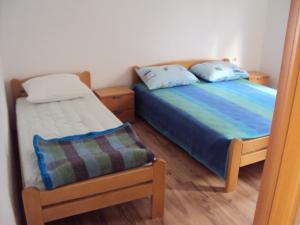 Postel nebo postele na pokoji v ubytování Apartments by the sea Metajna, Pag - 12443