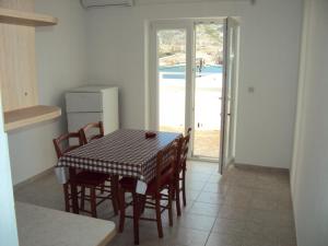 Kuchyň nebo kuchyňský kout v ubytování Apartments by the sea Metajna, Pag - 12443