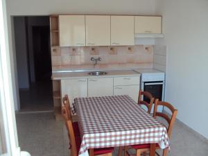 Kuchyň nebo kuchyňský kout v ubytování Apartments by the sea Metajna, Pag - 12443