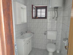 Koupelna v ubytování Apartments by the sea Metajna, Pag - 12443