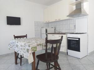 Kuchyň nebo kuchyňský kout v ubytování Apartments by the sea Metajna, Pag - 12443 + 14 fotografií