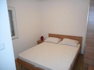 Postel nebo postele na pokoji v ubytování Apartments by the sea Zaklopatica, Lastovo - 12452