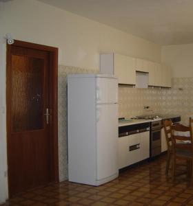 Majoituspaikan Apartments by the sea Podgora, Makarska - 12465 keittiö tai keittotila