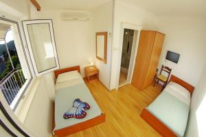 Ένα ή περισσότερα κρεβάτια σε δωμάτιο στο Apartments with a parking space Sumartin, Brac - 12487