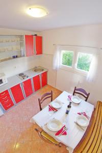Η κουζίνα ή μικρή κουζίνα στο Apartments with a parking space Sumartin, Brac - 12487 +14 φωτογραφίες