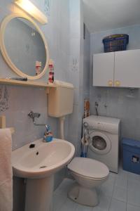 ein kleines Bad mit WC und Waschbecken in der Unterkunft Apartments by the sea Slatine, Ciovo - 12491 in Slatine