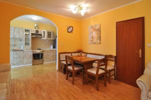 Kuchyň nebo kuchyňský kout v ubytování Apartments by the sea Slatine, Ciovo - 12491