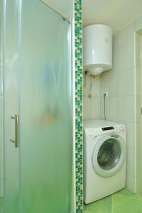 eine Waschmaschine im Bad mit Waschmaschine in der Unterkunft Apartments by the sea Slatine, Ciovo - 12491 in Slatine