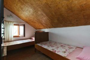 - une chambre avec deux lits et un plafond en bois dans l'établissement Secluded house with a swimming pool Brusje, Hvar - 12493, à Brusje
