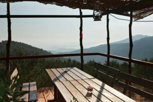 - une table de pique-nique avec vue sur les montagnes dans l'établissement Secluded house with a swimming pool Brusje, Hvar - 12493, à Brusje