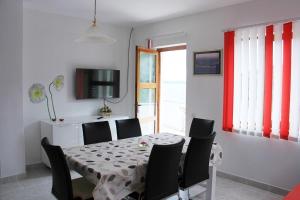 TV a/nebo společenská místnost v ubytování Apartments by the sea Sali, Dugi otok - 12492