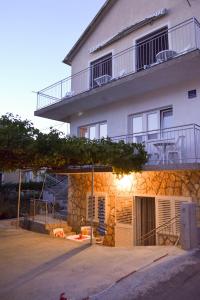 Fotografie z fotogalerie ubytování Apartments with a parking space Pirovac, Sibenik - 12508 v destinaci Pirovac