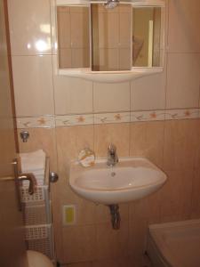 Fotografia z galérie ubytovania Studio Baska Voda 12509b v destinácii Baška Voda + 6 fotografií