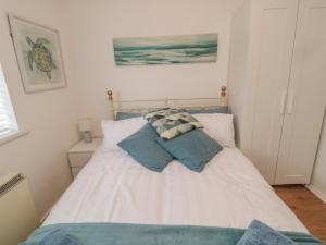 ChathillにあるSunrise Cottageのベッドルーム1室(枕2つ付)