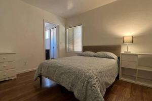 a bedroom with a bed and a dresser and a window at Cozy 2b/2b residential home in Berkeley in Berkeley