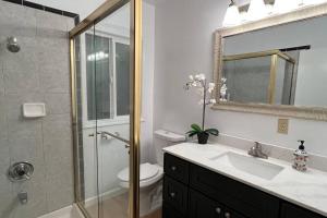a bathroom with a toilet and a sink and a shower at Cozy 2b/2b residential home in Berkeley in Berkeley
