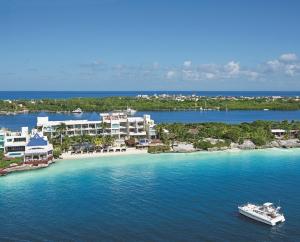 una vista aérea de un complejo y un barco en el agua en Zoetry Villa Rolandi Isla Mujeres Cancun - All Inclusive, en Isla Mujeres