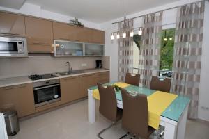 een keuken met een eettafel en een gele tafel bij Apartments with a parking space Zagreb - 12573 in Zagreb
