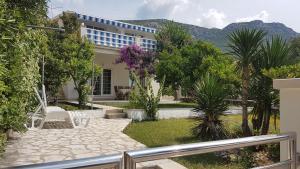 ein Gebäude mit einem Innenhof mit Stühlen und Bäumen in der Unterkunft Apartments by the sea Viganj, Peljesac - 12564 in Kučište